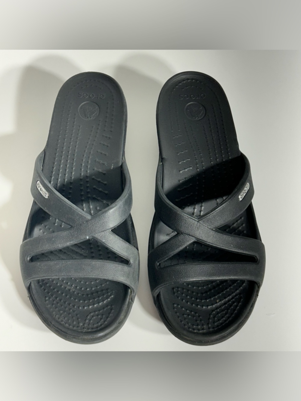 CROCS Black Textured Footbed Strap Women’s Sandals Size 7 - Picture 3 of 6